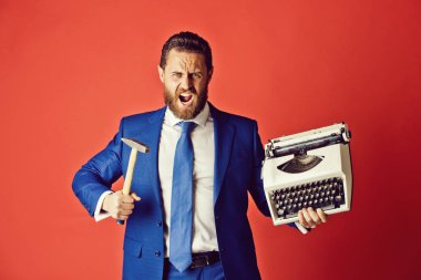 iş adamı, daktilo ve çekiç ile agresif iş adamı