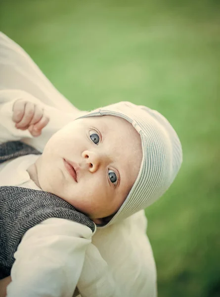 Baby med blå ögon på bedårande ansikte på händer — Stockfoto