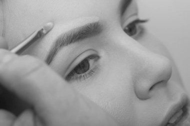 Vakfı krem yüz fırça ile kızı