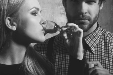 Kırmızı likör bardak içme kadın