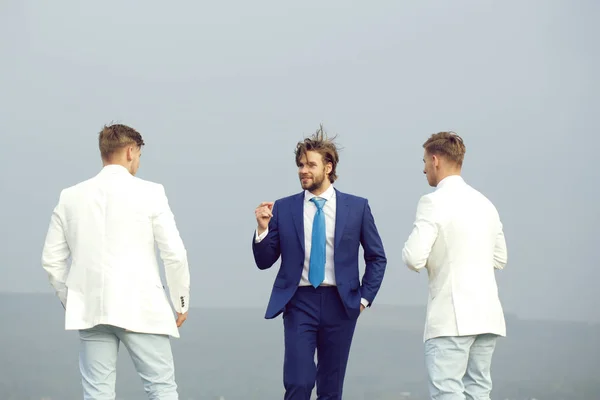 Gente de hombre joven, hombre de negocios y chicos en el cielo azul —  Fotos de Stock