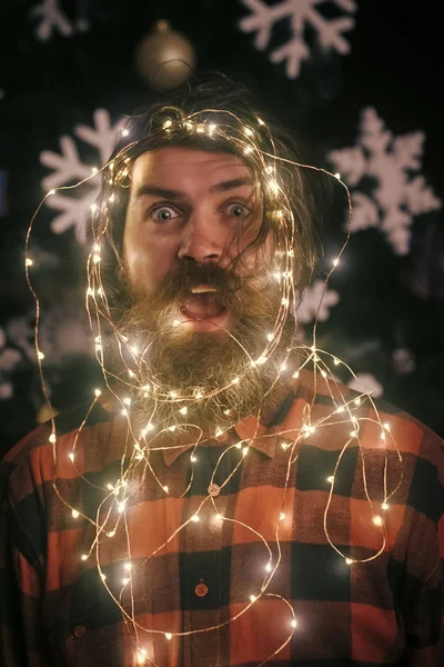 Kerst slinger op gezicht van man met baard, Nieuwjaar — Stockfoto