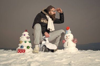 Adam arabası gri gökyüzü üzerinde oyuncak