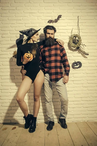 Pareja de Halloween enamorada abrazándose en la pared de ladrillo blanco —  Fotos de Stock