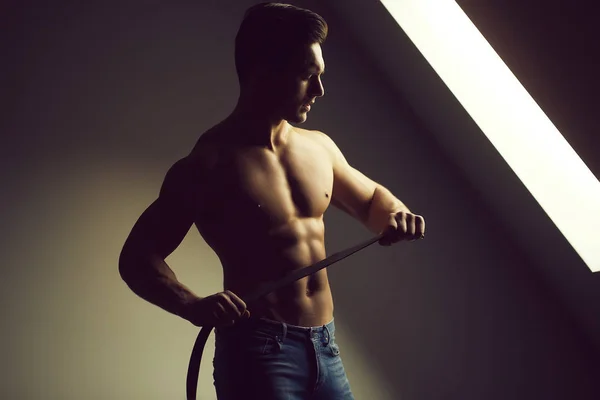 Sexy muskularny mężczyzna z pasa — Zdjęcie stockowe