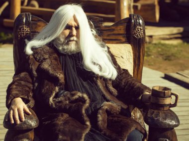 Ahşap kupa ile eski büyücü