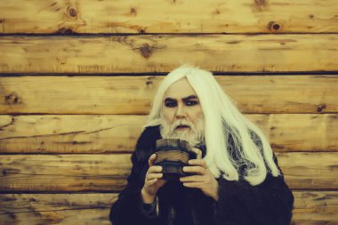 sakallı adam ahşap kupa ile