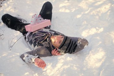 Mutlu adam karda yalan mevcut kutusuyla