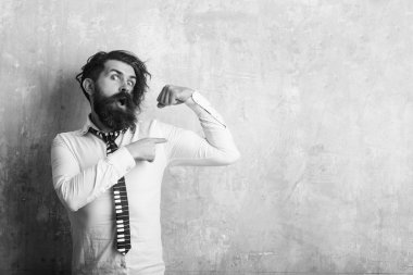 Hipster gömlek ve müzikal kravat.