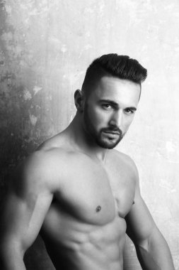 Genç adam kas gövde gösterilen yerleştirmek