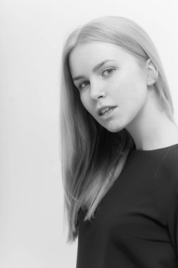 Kız yüz ve sarışın uzun saç hiç makyaj ile