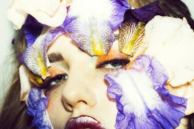 Kız çiçek makyaj ile