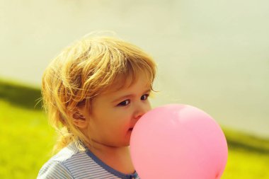 Bebek çocuk balon ile çalış