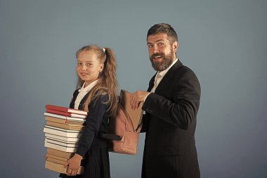 Eğitim ve okul kavramı dön. Çocuk kitapları tutar