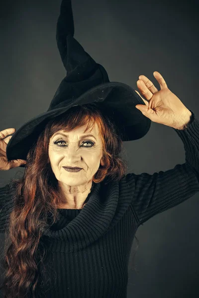 Halloween anciana con pelo rojo largo en sombrero de bruja — Foto de Stock