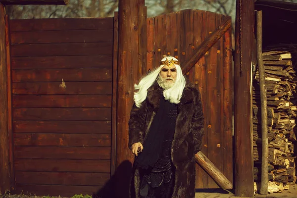Бородатий чоловік на дерев'яному фоні в золотій короні — стокове фото