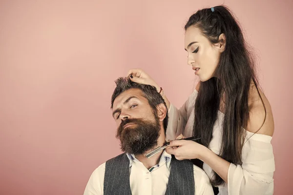 Cliente durante barba barbeação na barbearia — Fotografia de Stock