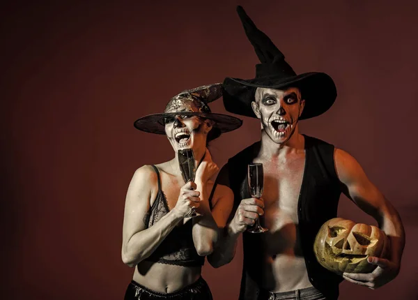 Halloween mujer y hombre tiene cara feliz en sombrero de bruja . — Foto de Stock