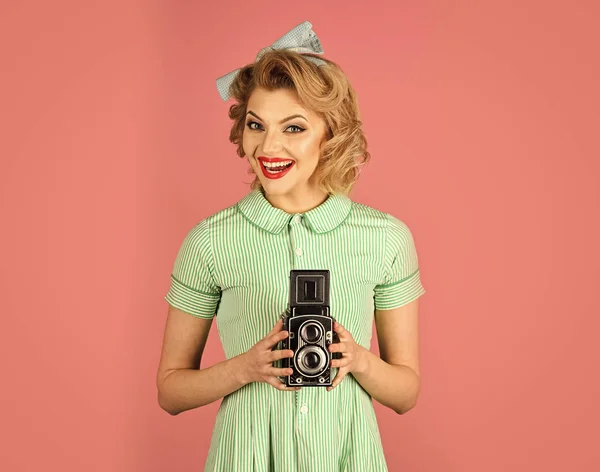 Retro vrouw houd fototoestel. — Stockfoto