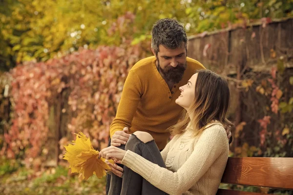 Hombre Mujer Con Hojas Amarillas Árbol Pareja Enamorada Parque Otoño —  Fotos de Stock