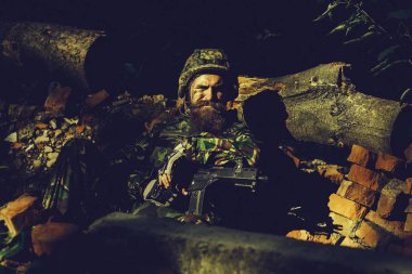 silahı olan genç asker