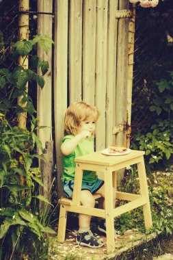 küçük çocuk gül bush yeme