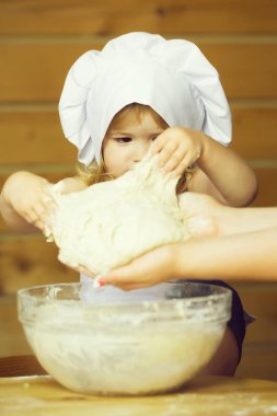 Mutlu çocuk hamur yoğurur