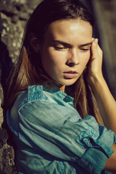 Meisje portret met sproet op jonge gezicht, mooie vrouw — Stockfoto