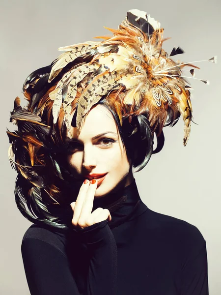 Ganska sexig kvinna i feather hat — Stockfoto