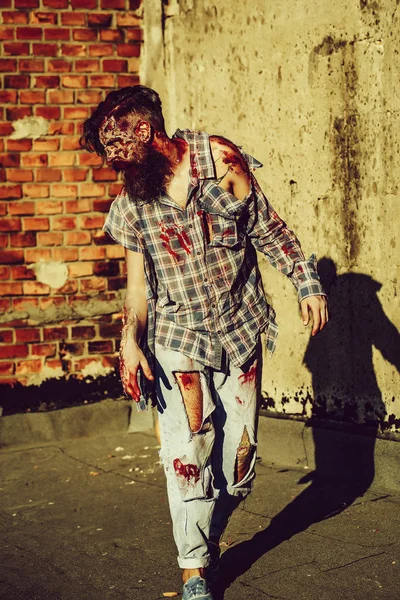 Zombie hombre en Halloween — Foto de Stock