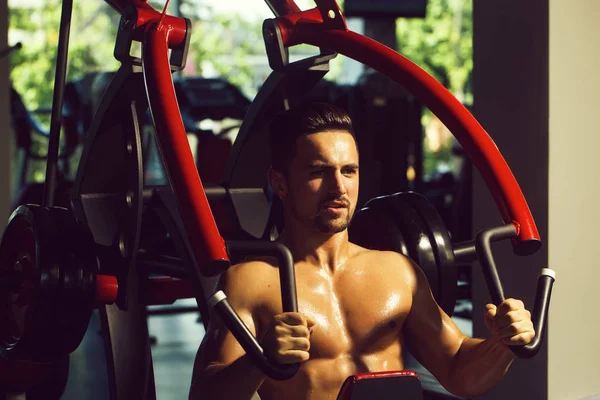 Muskelkräftiges Mannschaftstraining im Fitnessstudio — Stockfoto