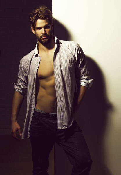 Красивый мужчина или мускулистый мачо
