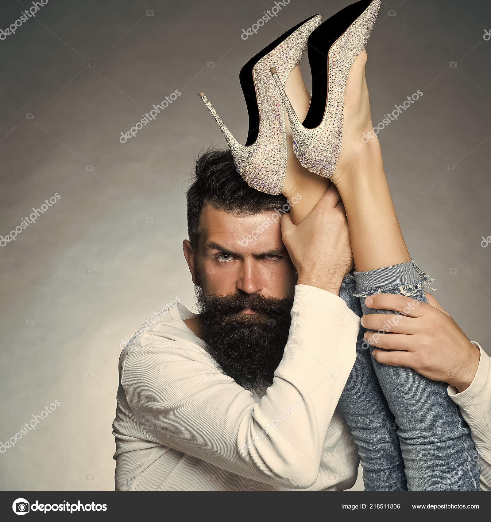 Муж держит ноги. Бородатые ноги. Бородатый мужчина и ноги. Мужчина держит ноги женщины. Борода с ногами.