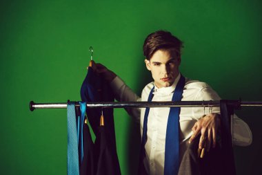 yeşil arka plan, iş ya da düğün moda askıda olan adam