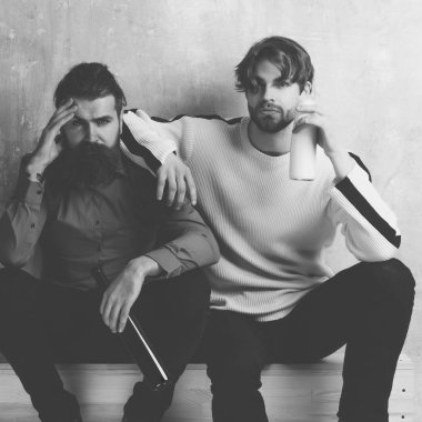 iki genç yakışıklı erkek arkadaş içme şarap ve yoğurt