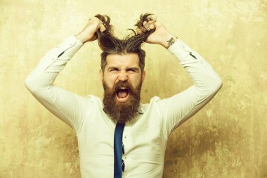 adam ya da yüz bağırarak üzerinde uzun sakallı hippi