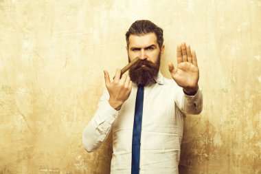 adam ciddi bir yüz yasaktır puro üzerinde sakallı