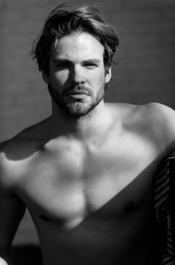 Sakal veya seksi kas maço yakışıklı adamla