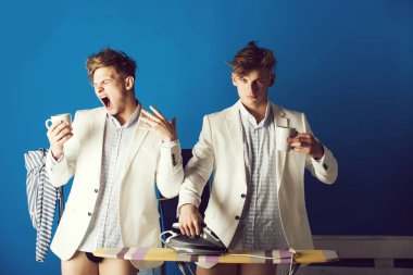 Enerjik içecek bir bardak ile esneme maço