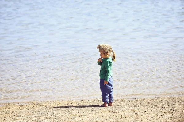 Adorable little blond kid boy at ocean beach — Stock Photo, Image