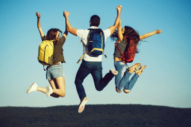 Sakallı yakışıklı bir adam ve kızlar.