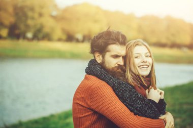 Sonbahar parkında genç bir çift