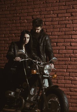 Erkek ve kız arkadaşı. sevgiliyi motorlu bisiklet üzerinde. Erkek ve kız arkadaşı ilişkileri seviyorum. Erkek ve kız arkadaşı dostluk. birlikte vakit geçirmek.
