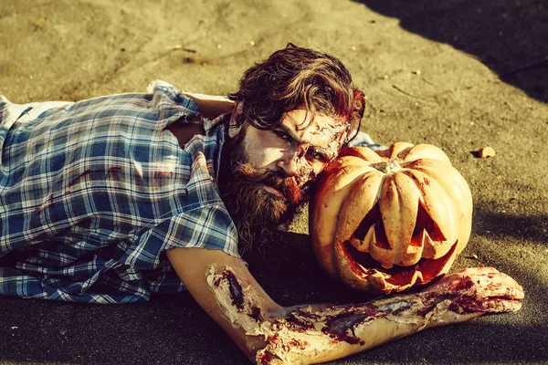 Zombie uomo si trova sulla zucca — Foto Stock