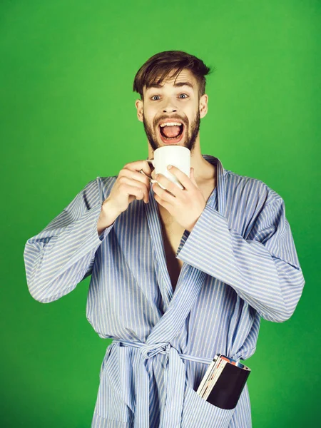 Relax di uomo sorridente in accappatoio in possesso di tazza di caffè — Foto Stock