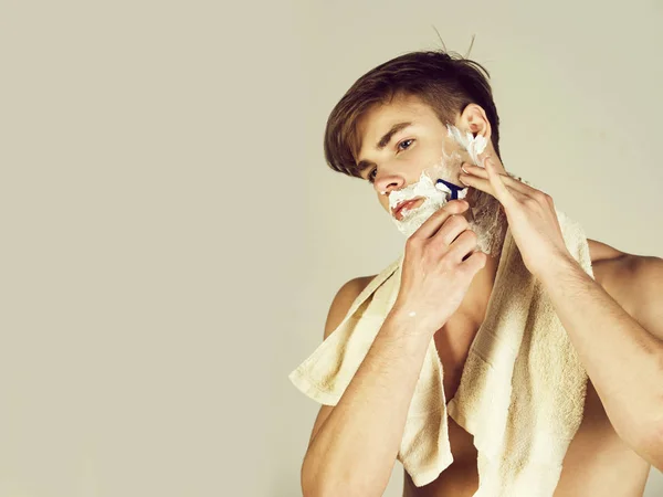 Young man shaving bearded face chin with safety razor — Stock Photo, Image