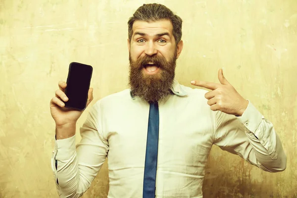 Хіпстер або бородатий чоловік з довгою бородою тримають телефон — стокове фото