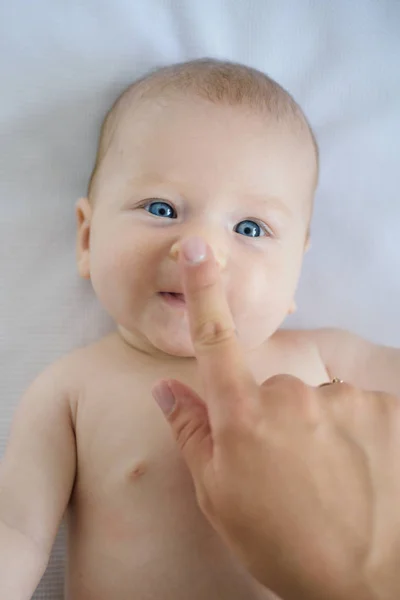 Cura dei bambini appena nati. Felice neonato gode di piacere di comunicazione. Comunicazione con la madre per un bambino felice. Alle madri importa. Costruire una migliore comunicazione — Foto Stock