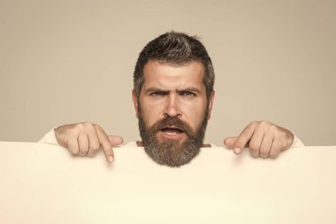 Adam uzun sakal ve bıyık.