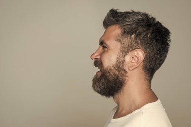 mutlu yüz üzerinde uzun sakallı